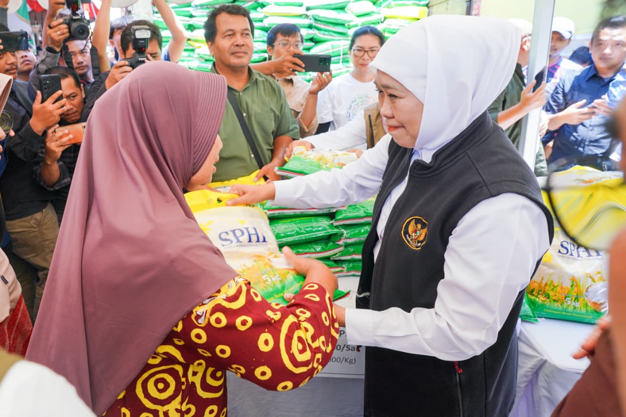 Gubernur Khofifah Gelar Pasar Murah ke-118 di Magetan, Pastikan Harga Sembako Stabil dan Terjangkau
