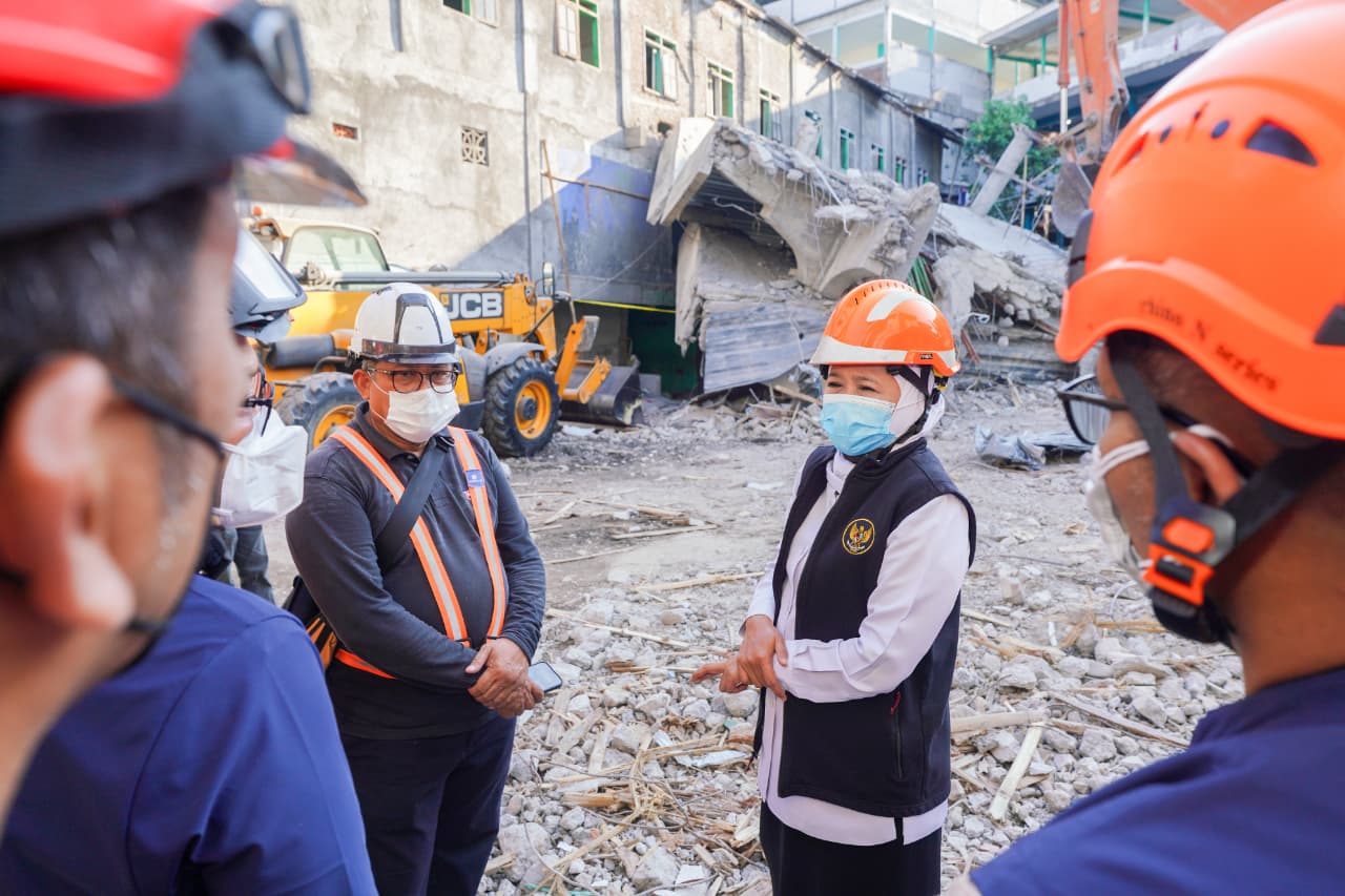 Gubernur Khofifah Sampaikan Terima Kasih atas Kerja Keras Tim SAR dan DVI dalam Musibah Ponpes Al Khoziny