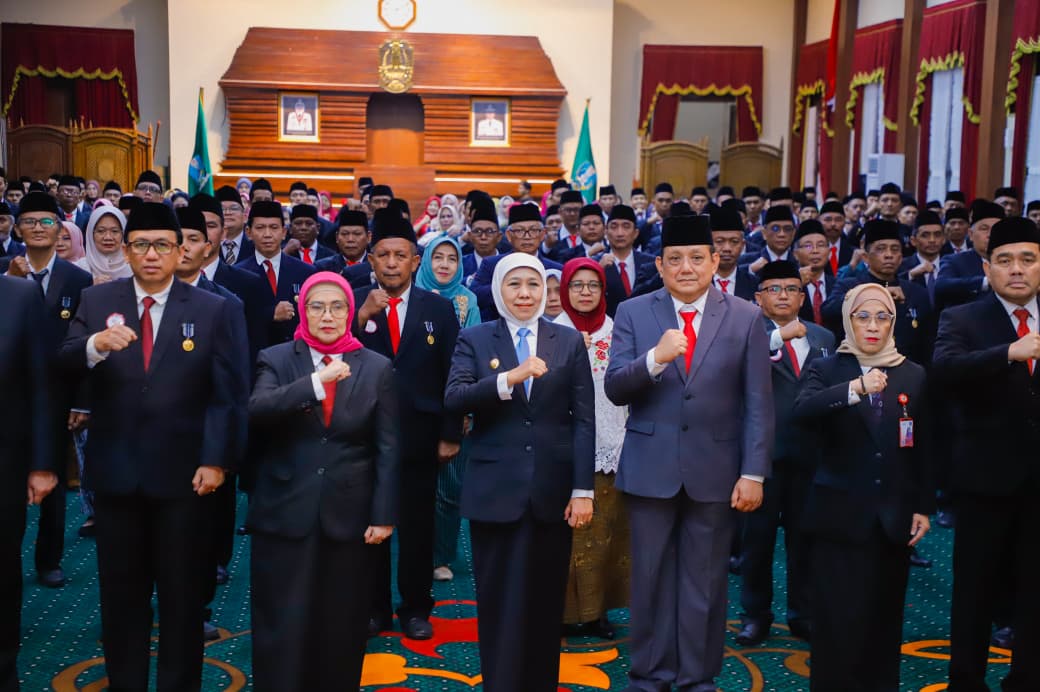 Gubernur Khofifah Tuntaskan Penyematan Satyalancana untuk 653 ASN, Tegaskan Filosofi JATIM BISA sebagai Ruh Pengabdian
