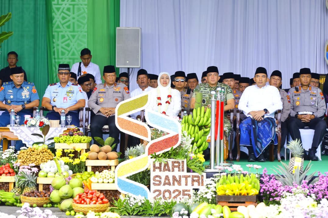Gubernur Khofifah Pimpin Apel Hari Santri di Malang, Ajak Masyarakat Bersholawat Bersama Gus Iqdam di Grahadi