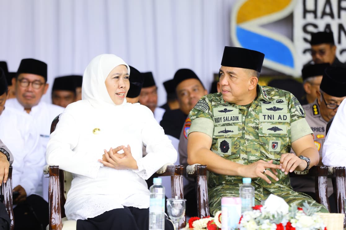 Gubernur Khofifah Pimpin Apel Hari Santri 2025, Tegaskan Pesantren Pilar Pendidikan dan Ekonomi Umat