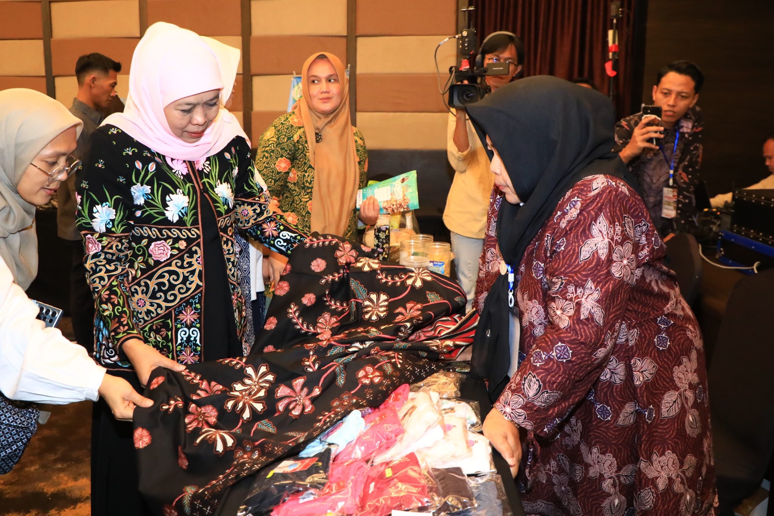 Gubernur Khofifah Ajak Generasi Muda Jadikan Batik sebagai Gaya Hidup Modern dan Berbudaya