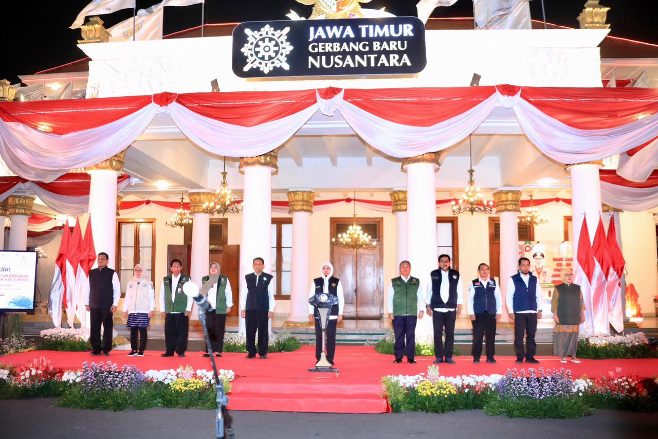 Gubernur Khofifah Lepas 62 Tim Yankes Bergerak ke Pulau Kangean, Bawa Misi Kemanusiaan Tangani 860 Kasus Kesehatan