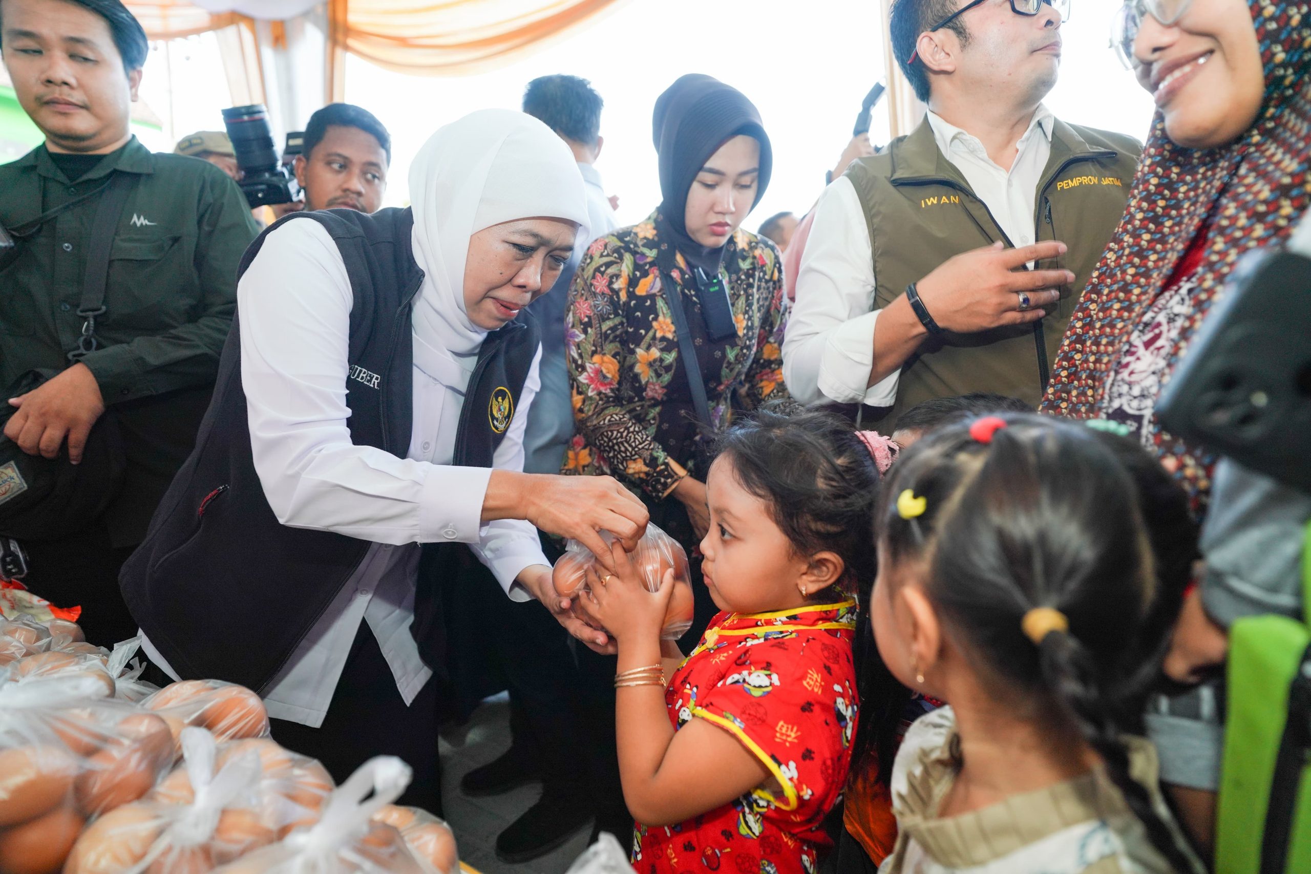 Gubernur Khofifah Hadirkan Pasar Murah ke-119 di Paciran, Pastikan Sembako Terjangkau hingga Pelosok