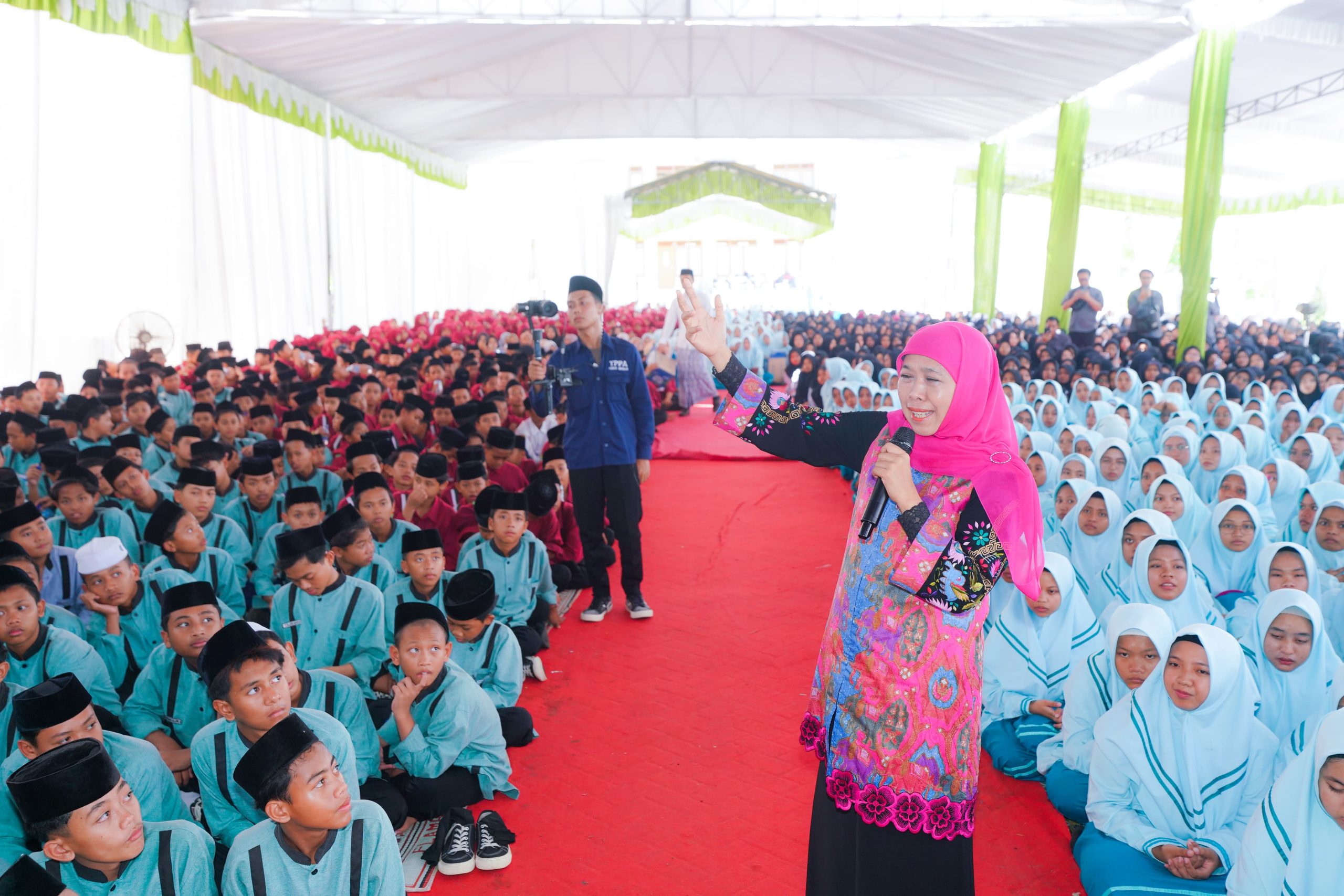 Gubernur Khofifah Ajak Santri Jaga NKRI, Peringati Hari Santri Bersama Menteri PPPA di Ponpes Mojosari