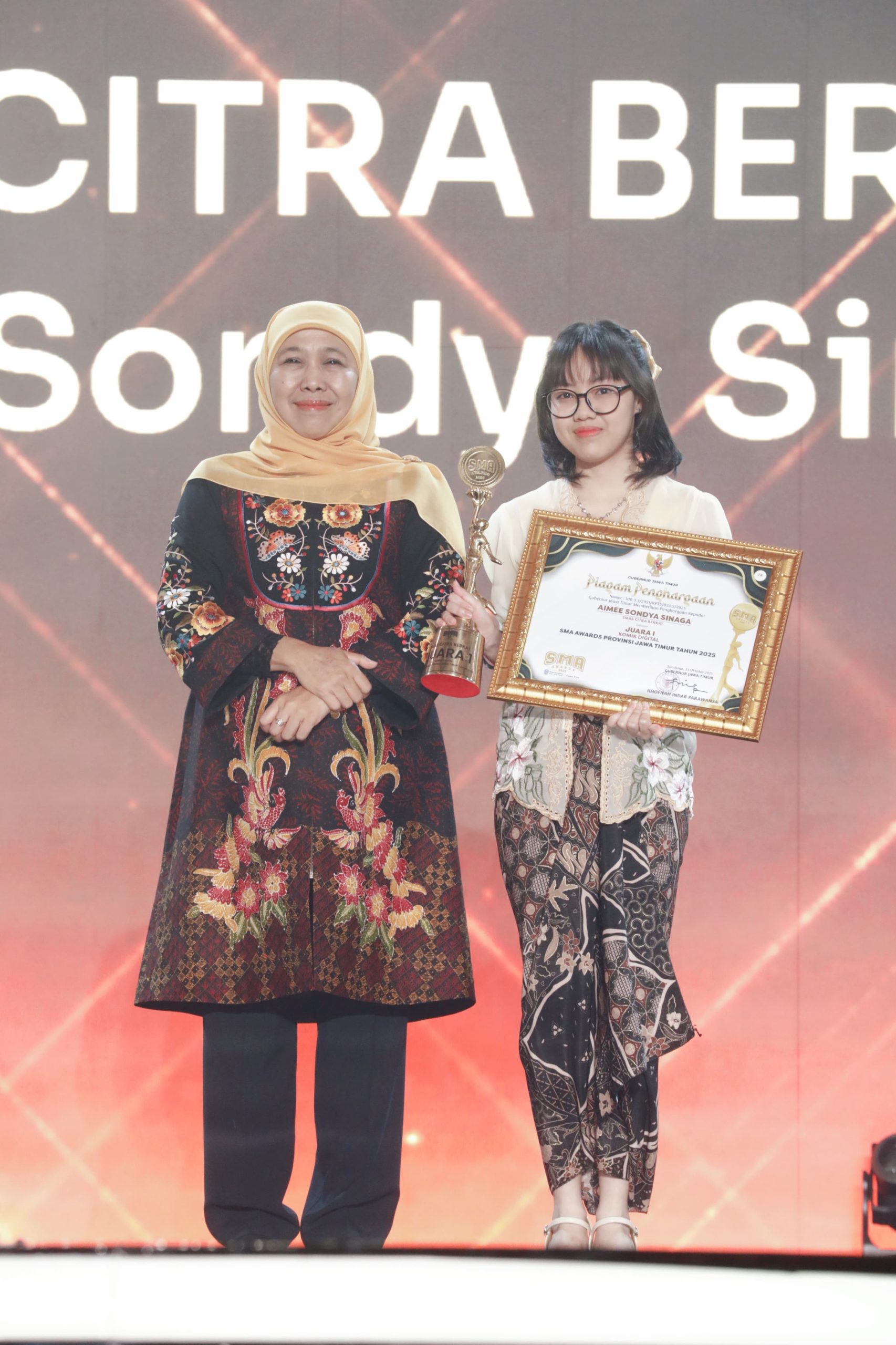 Gubernur Khofifah Terima Dua Rekor MURI SMA Award 2025, Bukti Jatim Siapkan Pemimpin Emas Masa Depan