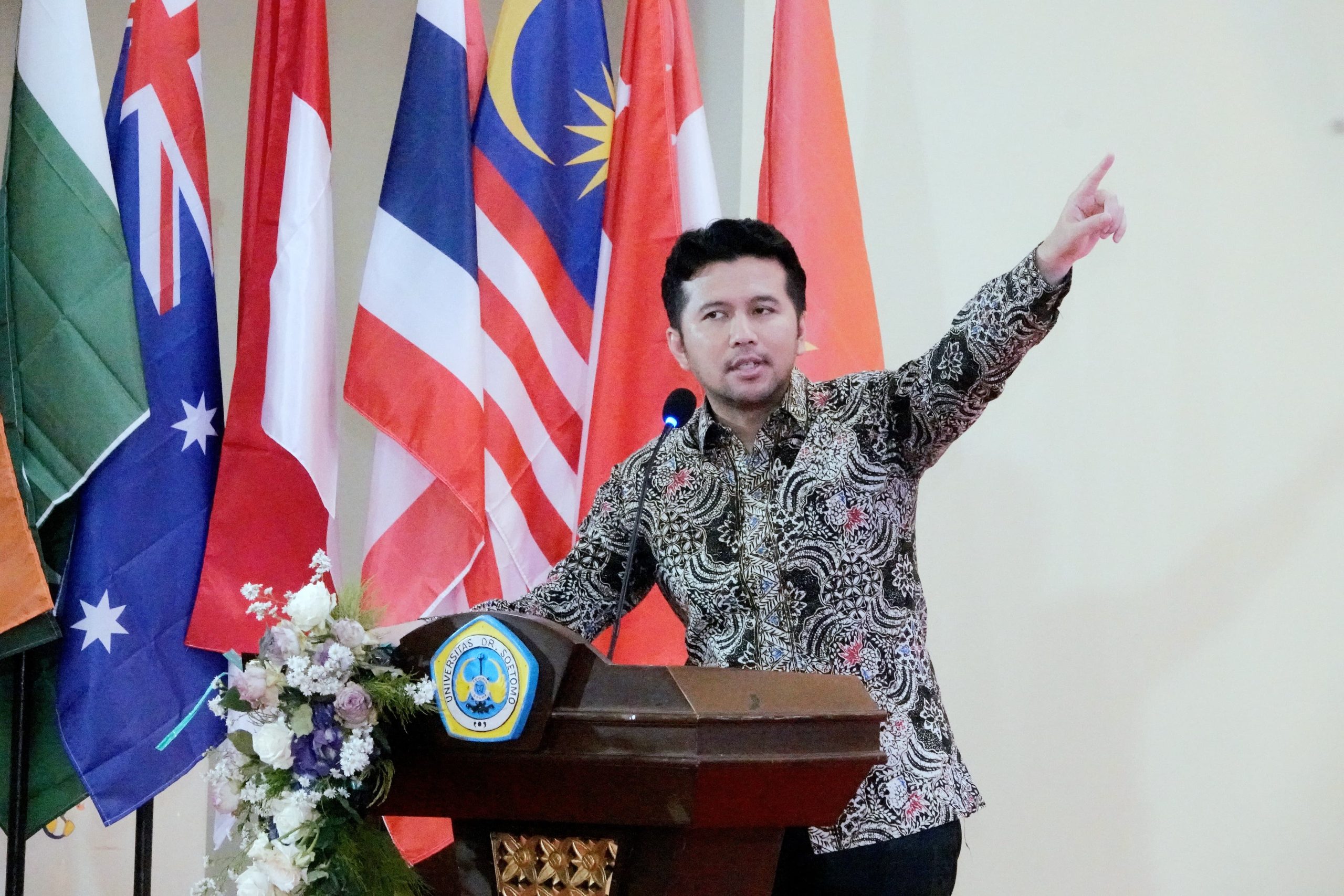 Wagub Emil Ungkap Keunggulan Ekonomi Jatim di Forum Internasional Unitomo ICEBEMA 2025