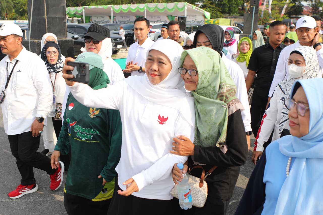 Gubernur Khofifah Hadiri Jalan Sehat Hari Santri di Lamongan, Ajak Warga Teladani Semangat Juang Santri untuk Bangsa