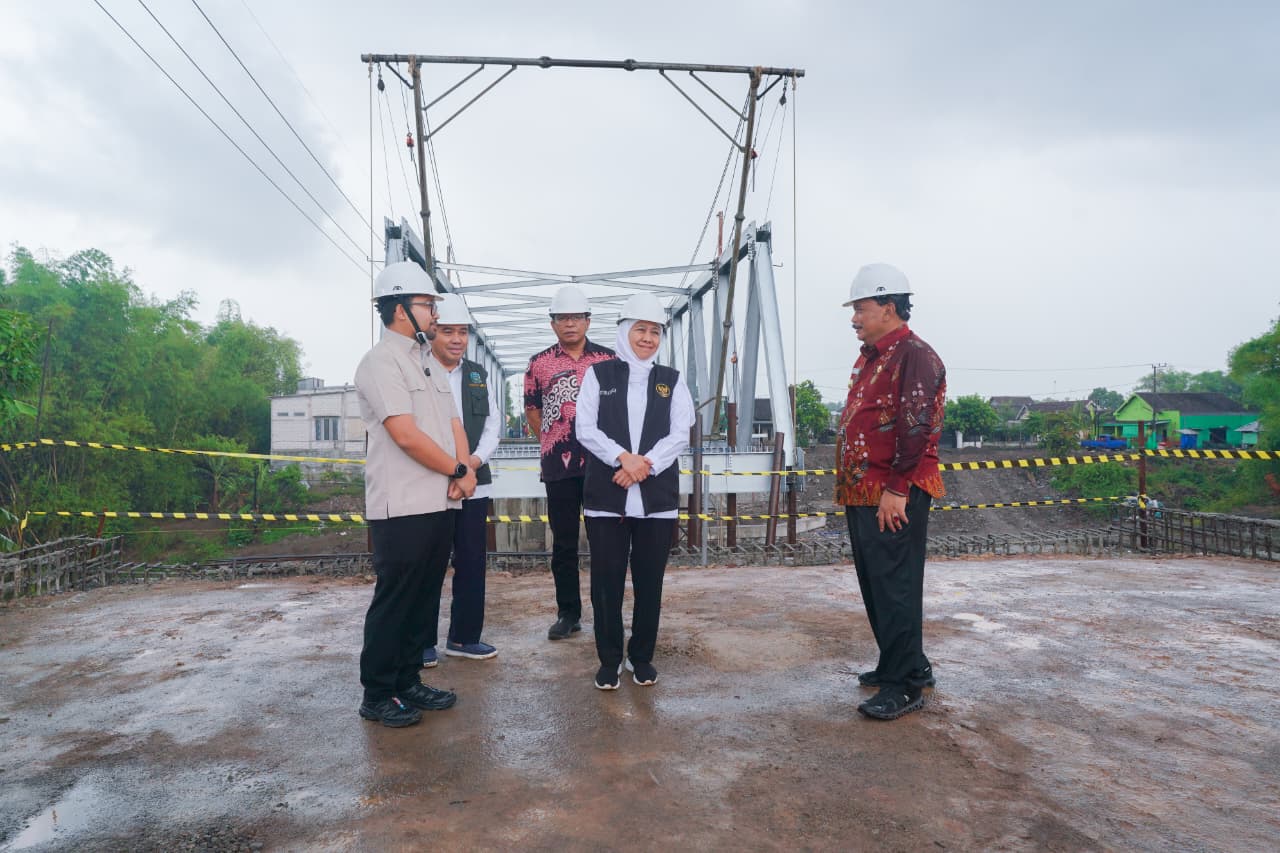 Gubernur Khofifah Pastikan Infrastruktur Jatim Terus Tumbuh, Jembatan Kutorejo Siap Beroperasi November