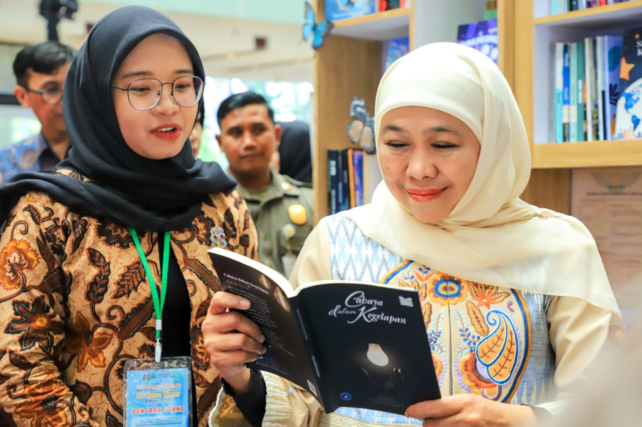 Gubernur Khofifah Apresiasi 1.580 Buku Insan Pendidikan Jatim Pecahkan Rekor MURI, Jadi Kado Istimewa HUT ke-80