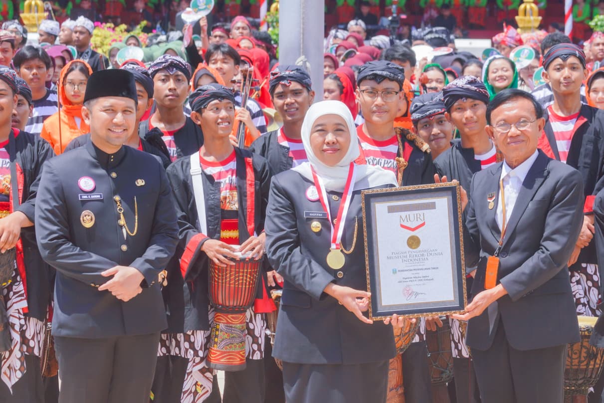 Gubernur Khofifah Bangga, Paduan Suara dan Orkestra Pelajar Jatim Raih Dua Rekor Dunia MURI