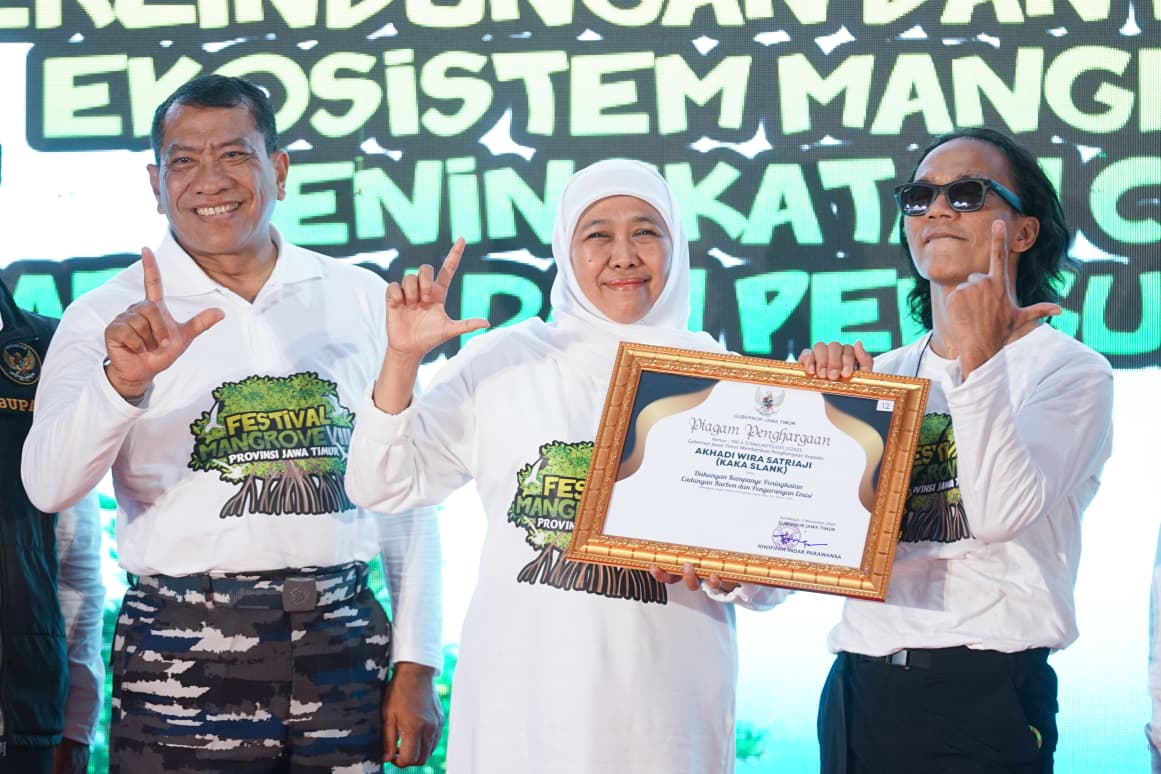 Gubernur Khofifah Gandeng Kaka Slank Nandur Mangrove di Bangkalan, Tegaskan Jaga Alam Adalah Agenda Kolektif