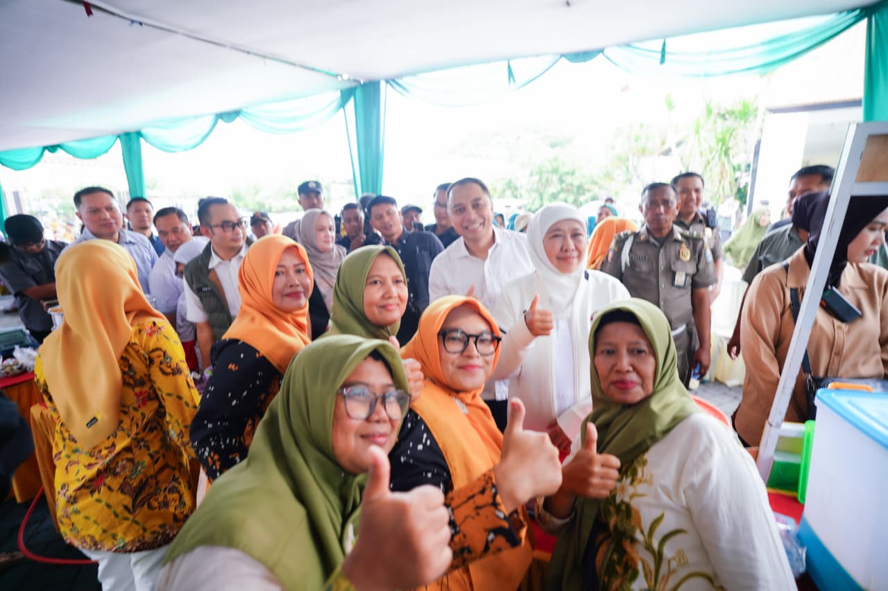 Gubernur Khofifah Hadirkan Pasar Murah di Benowo, Ratusan Emak-emak Borong Telur hingga Beras