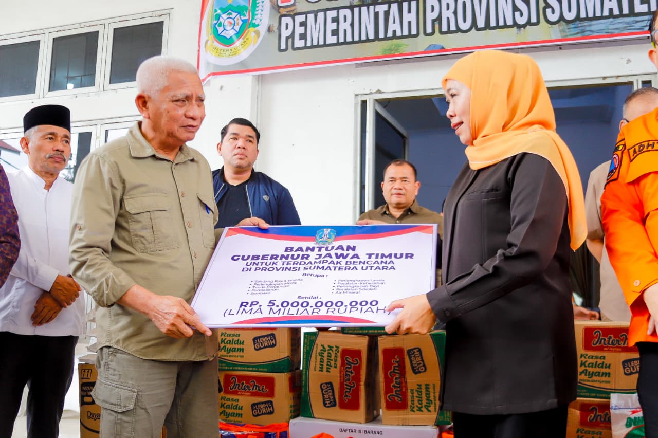 Gubernur Khofifah Pimpin Penyerahan Bantuan Rp5 Miliar untuk Korban Bencana Sumatera, Tegaskan Gotong Royong sebagai Identitas Jawa Timur
