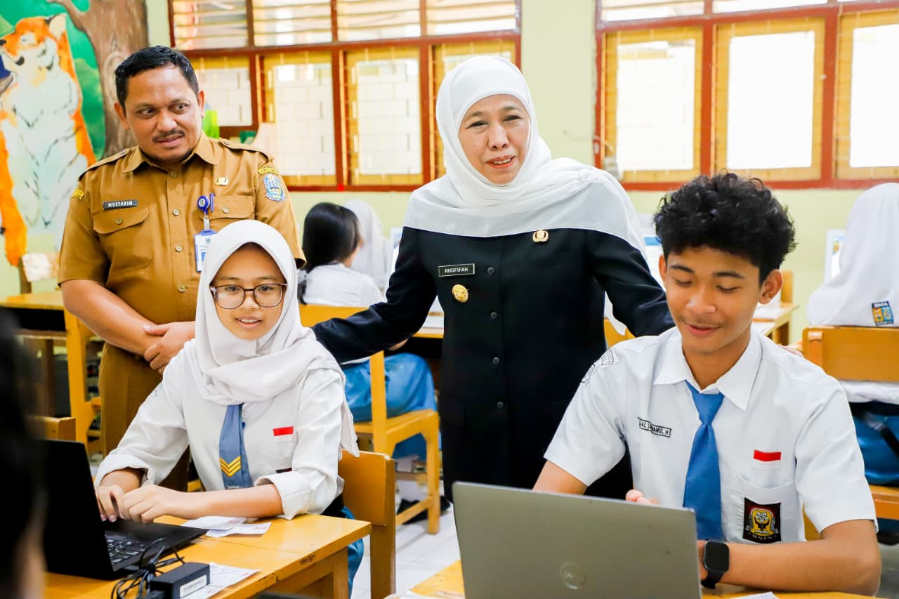 Gubernur Khofifah Pastikan SMAN 6 Surabaya Siap TKA: Listrik Aman, Internet Stabil