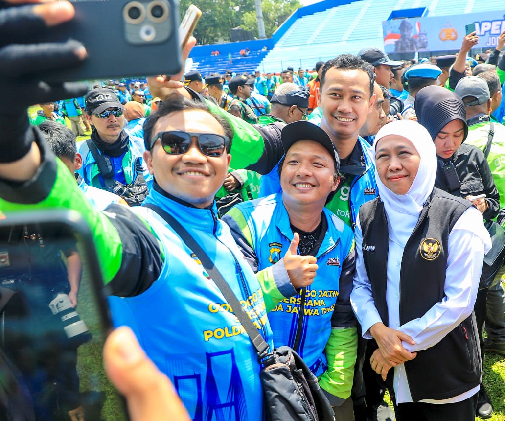 Gubernur Khofifah Hadiri Apel 4.425 Ojol Jogo Jatim, Ajak Semua Pihak Jaga Kondusifitas dan Persatuan