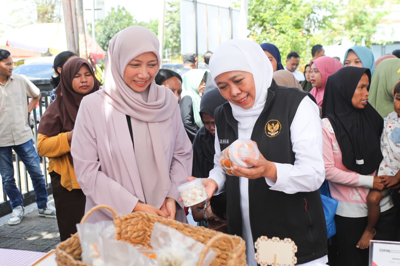 Gubernur Khofifah Pastikan Pasar Murah di Tenggarang Bondowoso Efektif Kendalikan Inflasi dan Ringankan Beban Belanja Warga
