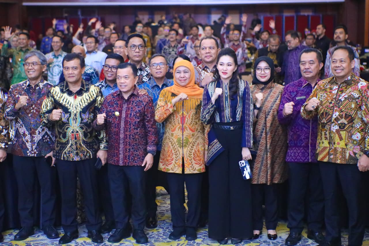 Gubernur Khofifah Terima Penghargaan Penyerapan Tenaga Kerja, Bukti TPT Jawa Timur Turun dan Lapangan Kerja Makin Terbuka Lebar