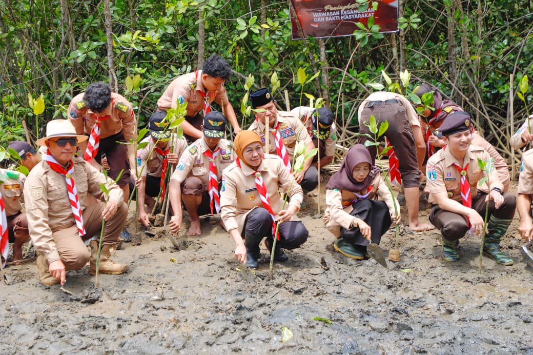 Gubernur Khofifah Ajak Pramuka Jatim Jadi Garda Terdepan Jaga Lingkungan Lewat Nandur Mangrove dan Bakti Sosial