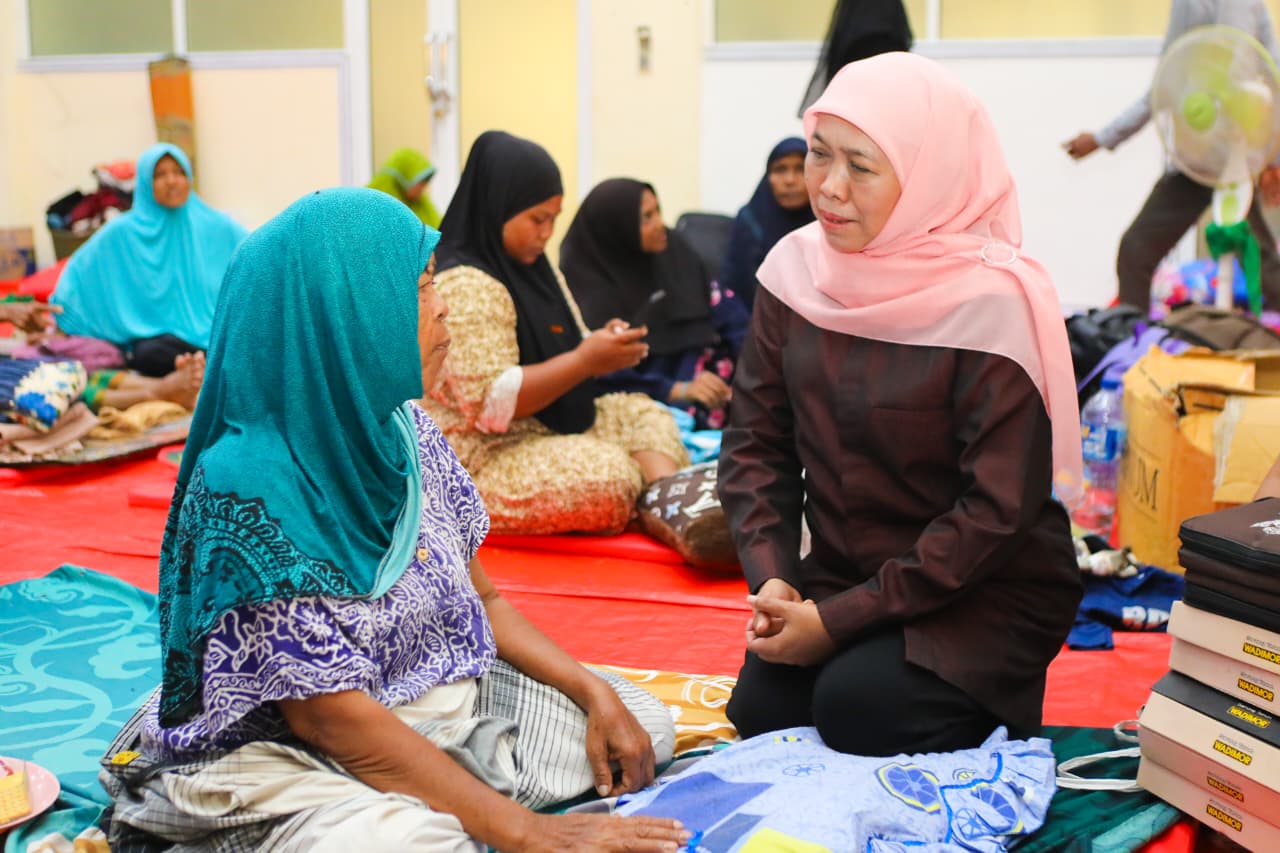 Gubernur Khofifah Sapa Pengungsi Pidie Jaya dan Pastikan Kirim Relawan Medis serta Obat-Obatan dari Jatim