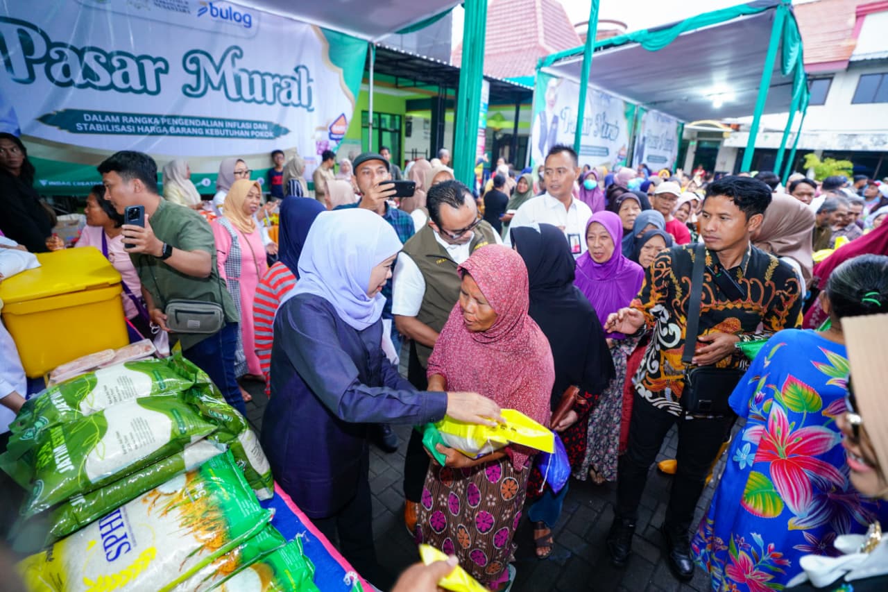 Gubernur Khofifah Pastikan Pasar Murah ke-286 Tetap Ramai Diserbu Warga Meski Hujan Deras, Komitmen Stabilkan Harga Jelang Nataru