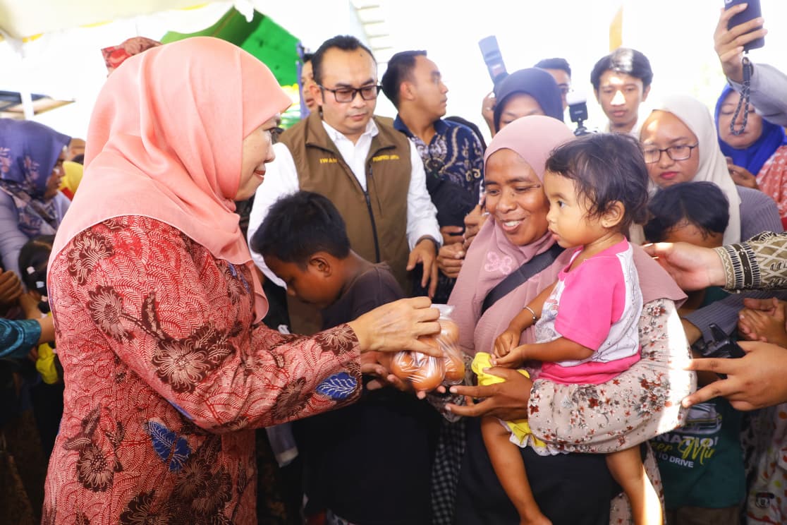 Gubernur Khofifah Sapa Ratusan Ibu di Pasar Murah Bangkalan, Pastikan Kebutuhan Logistik Terpenuhi Jelang Nataru