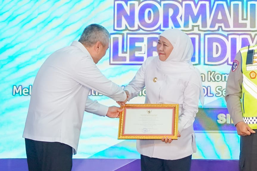 Gubernur Khofifah Terima Penghargaan Penanganan ODOL dari Menhub, Tegaskan Komitmen Jatim Menuju Zero ODOL 2027
