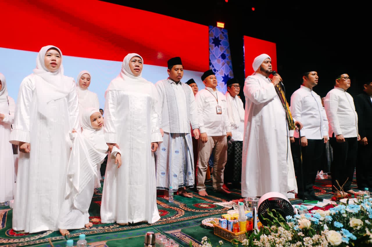 Gubernur Khofifah Bersama Emil Dardak dan Habib Syech Pimpin Doa Akhir 2025, Ribuan Warga Jatim Doakan Indonesia Rukun dan Selamat di 2026