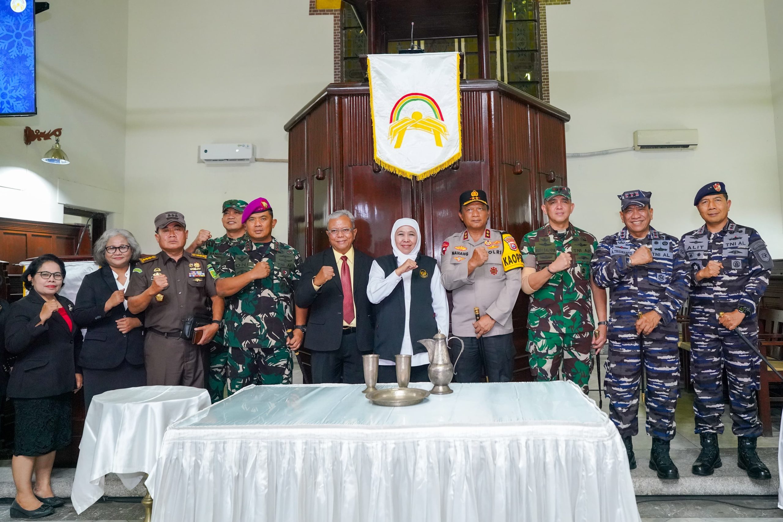 Ibadah Natal 2025 Aman dan Damai, Gubernur Khofifah Bersama Forkopimda Pastikan Jemaat Beribadah dengan Tenang