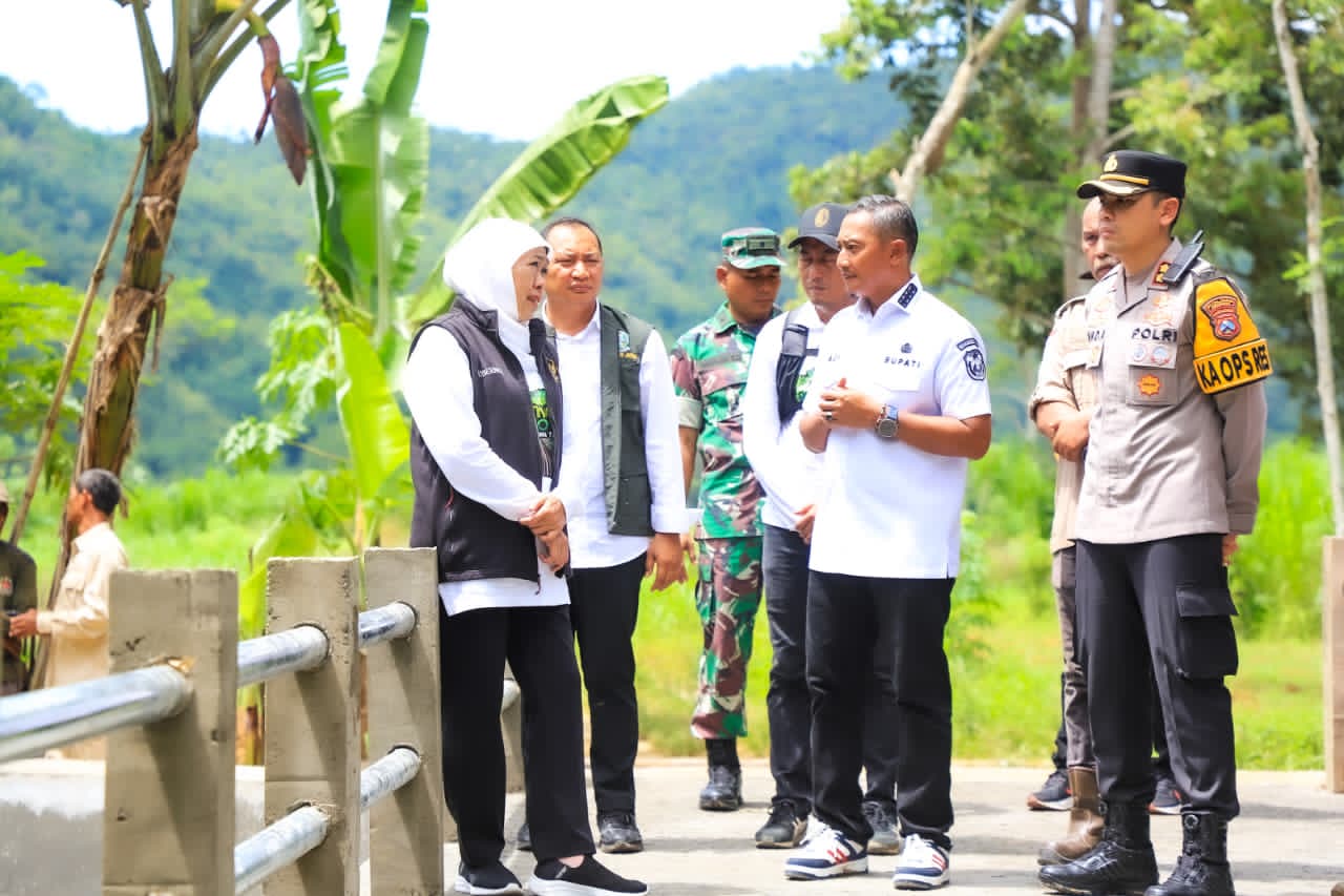 Gubernur Khofifah Tinjau Rekonstruksi Dua Jembatan di Tambakrejo Pacitan untuk Pulihkan Konektivitas dan Mobilitas Warga Pascabencana