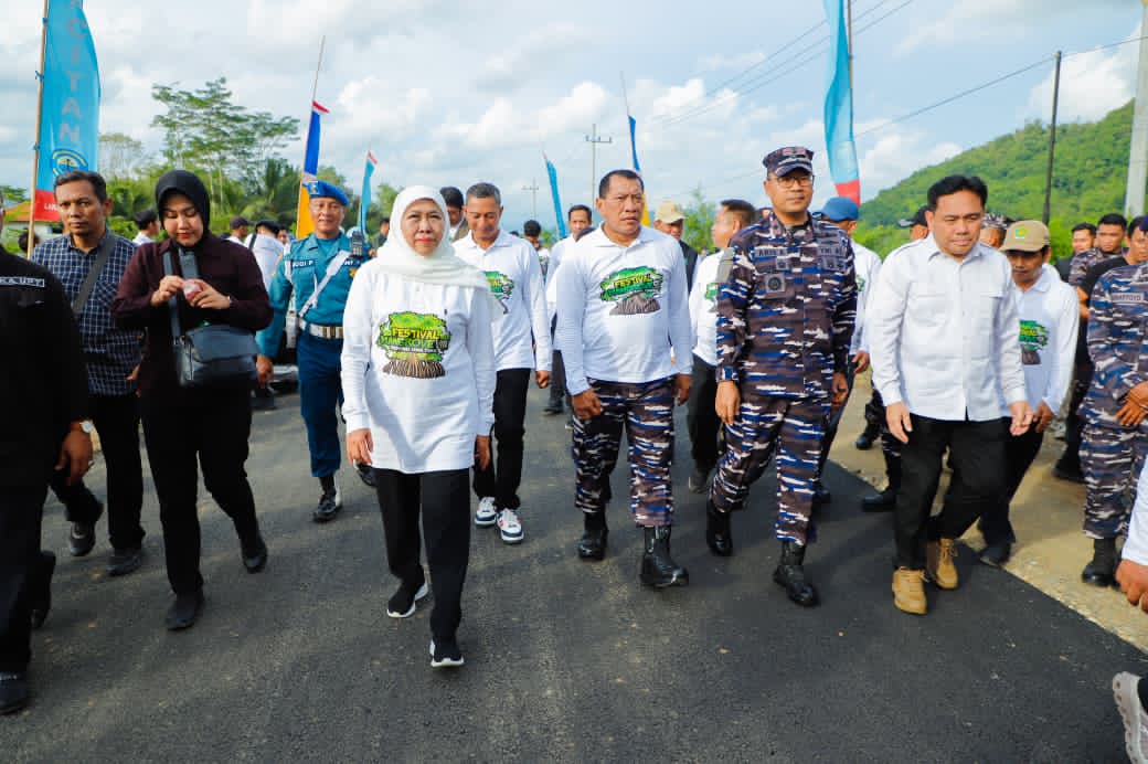Gubernur Khofifah Tinjau Aspal 1,7 Km Jalan S.A Tirtoyoso Pacitan, Infrastruktur Jadi Penggerak Ekonomi & Mobilitas Warga