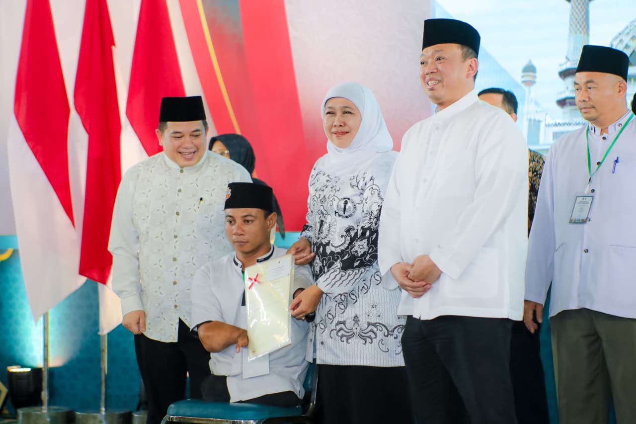 Gubernur Khofifah Bersama Menteri ATR Nusron Wahid Serahkan 2.532 Sertipikat Tanah Wakaf dan Tempat Ibadah di Jawa Timur untuk Perkuat Kepastian Hukum