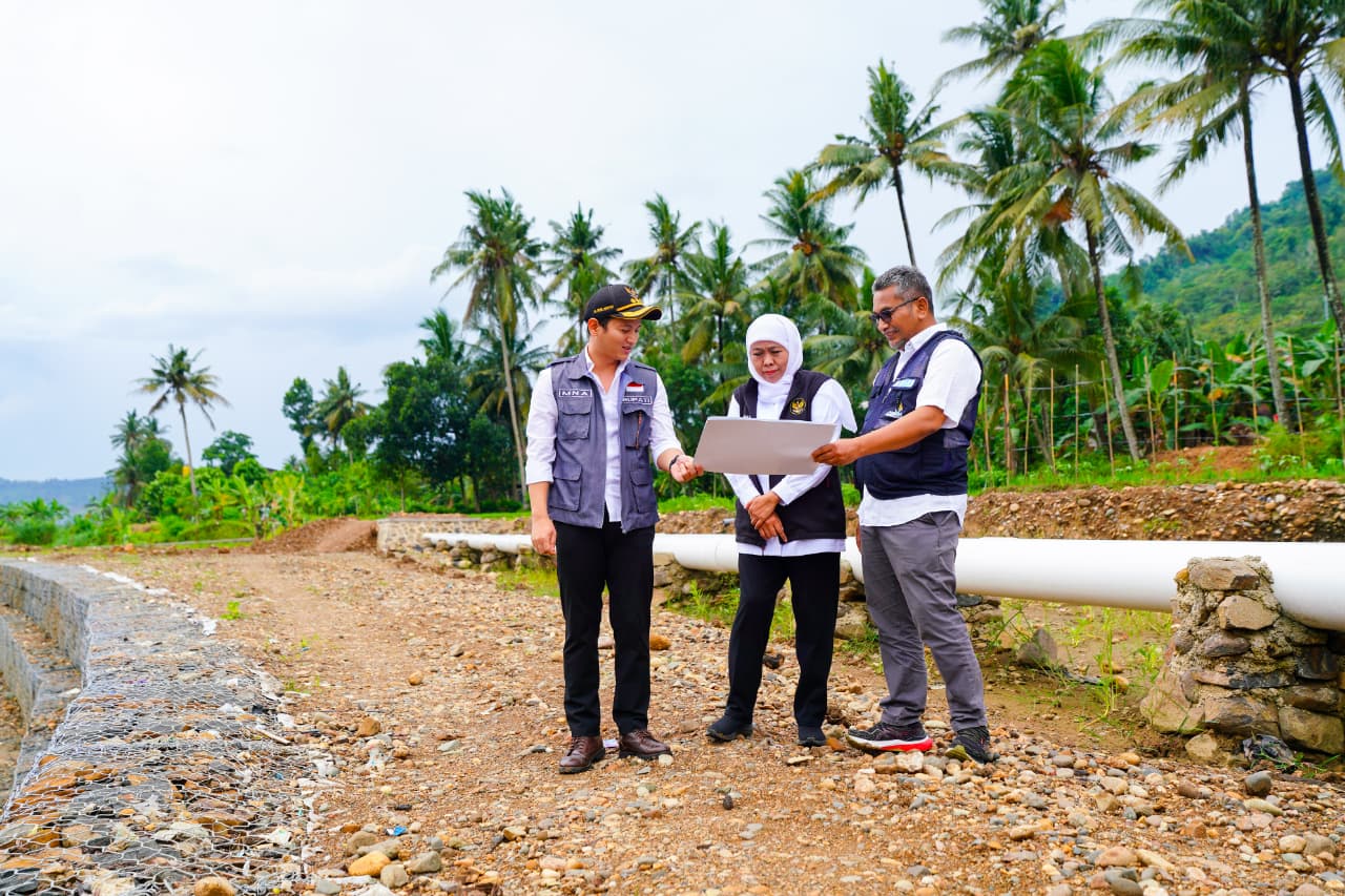 Gubernur Khofifah Pastikan Tanggul Bronjong Sungai Gedangan Rampung 100% untuk Lindungi Sawah dan Permukiman