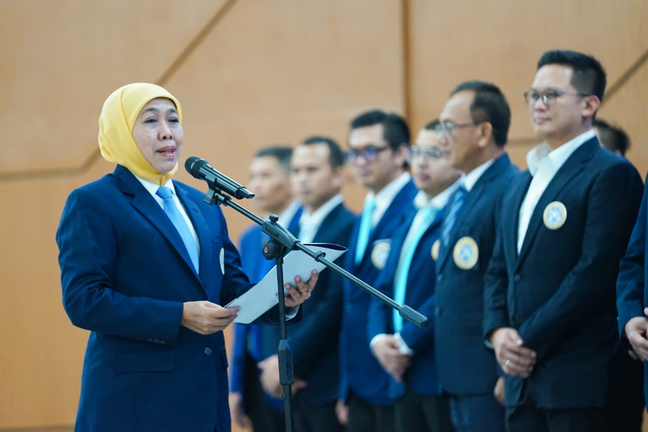 Khofifah Lantik Pengurus Pusat IKA UNAIR 2025–2030 dan Dorong Alumni Jadi Orkestrator Kolaborasi Pembangunan Daerah