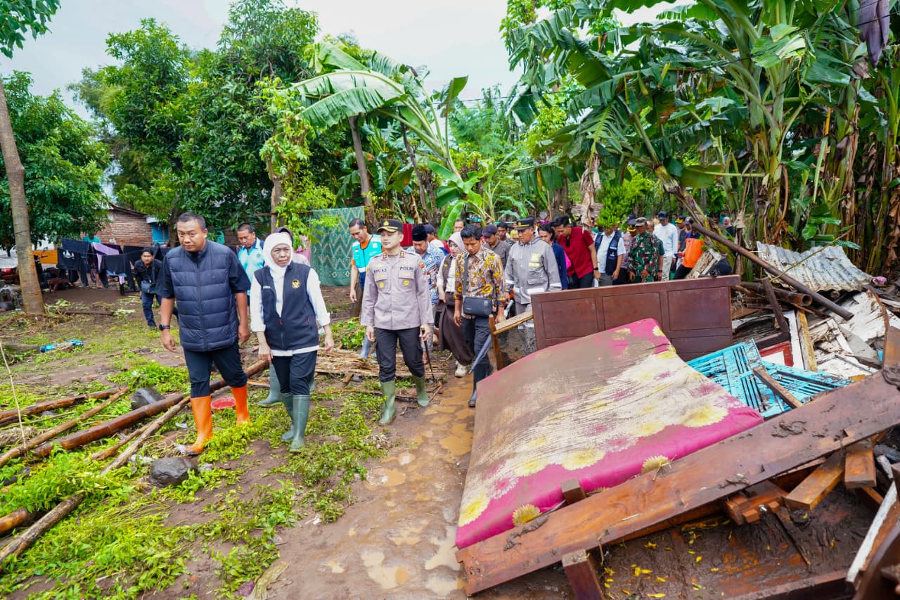 Khofifah Instruksikan Penanganan Banjir Situbondo Berbasis Infrastruktur dan Perlindungan Warga