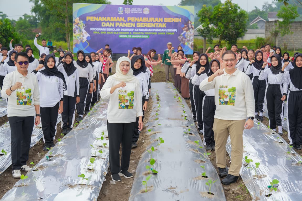 Gubernur Khofifah Pimpin Penanaman Ragam Tanaman Produktif Serentak sebagai Upaya Membangun Ekosistem Ketahanan Pangan Sekolah