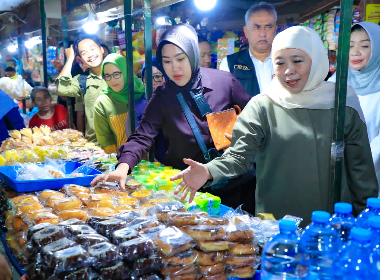 Gubernur Khofifah Borong Apem di Pasar Tambakrejo, Simbol Megengan dan Kepedulian pada Pedagang Kecil