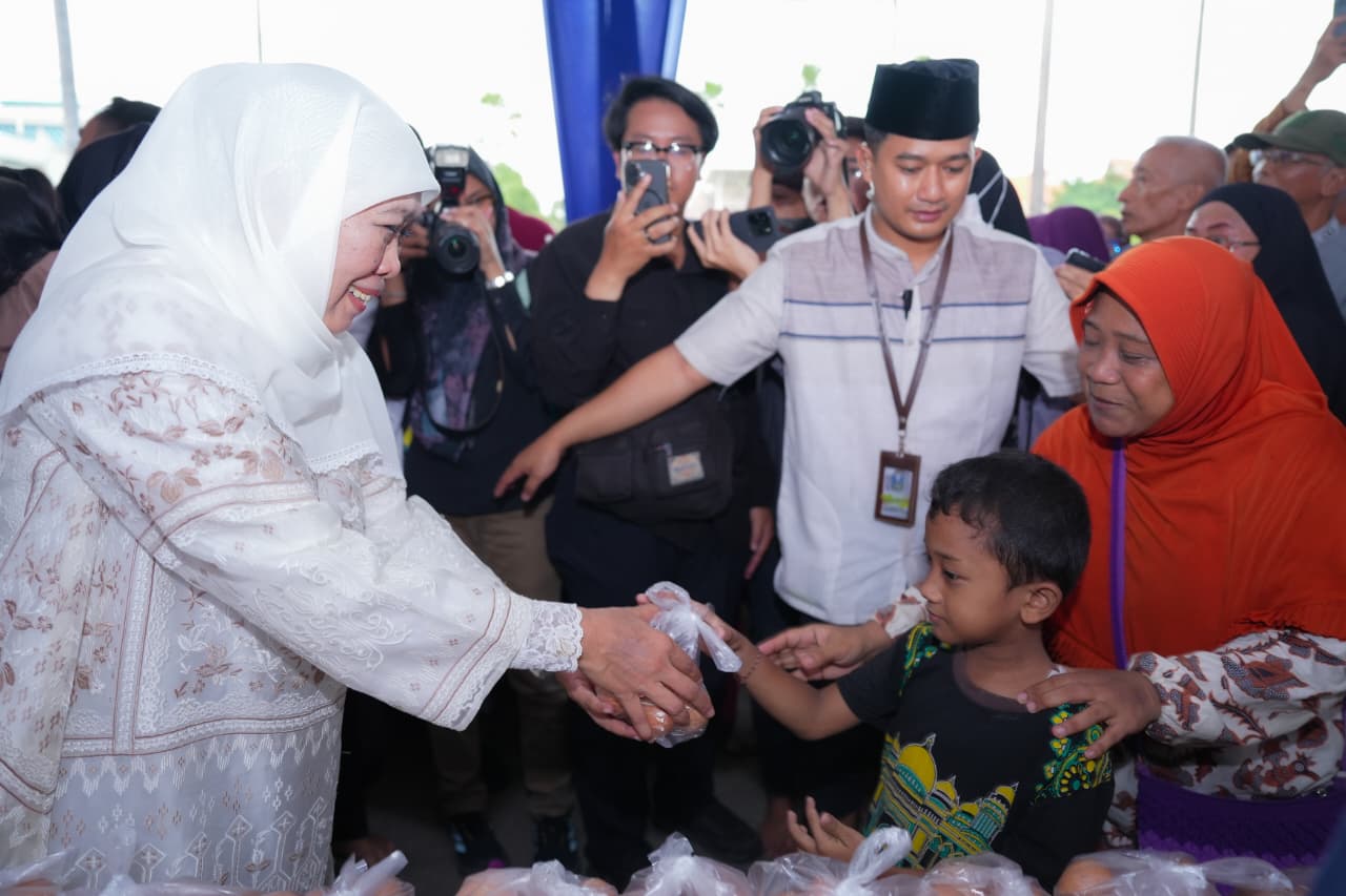 Gubernur Khofifah Jaga Ketahanan Pangan Jatim, Ratusan Ibu Rumah Tangga Manfaatkan Pasar Murah