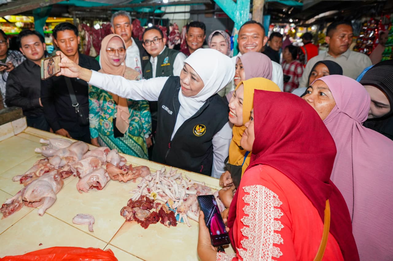 Gubernur Khofifah Bagikan Sembako Usai Sidak Pasar, Tegaskan Komitmen Stabilkan Harga