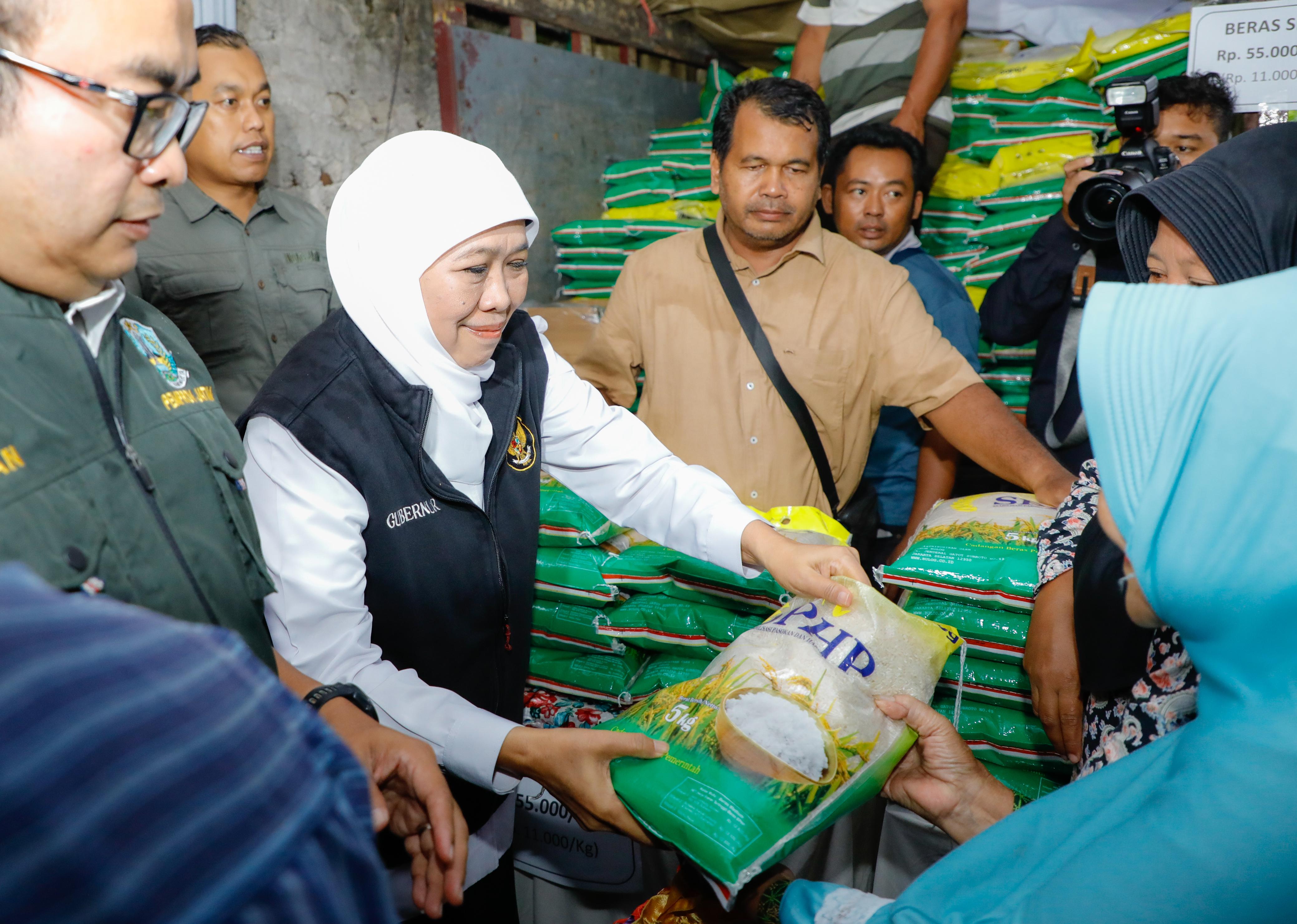Gubernur Khofifah Dekatkan Pasar Murah ke Permukiman, Warga RT 2 Pohjentrek Rasakan Manfaatnya