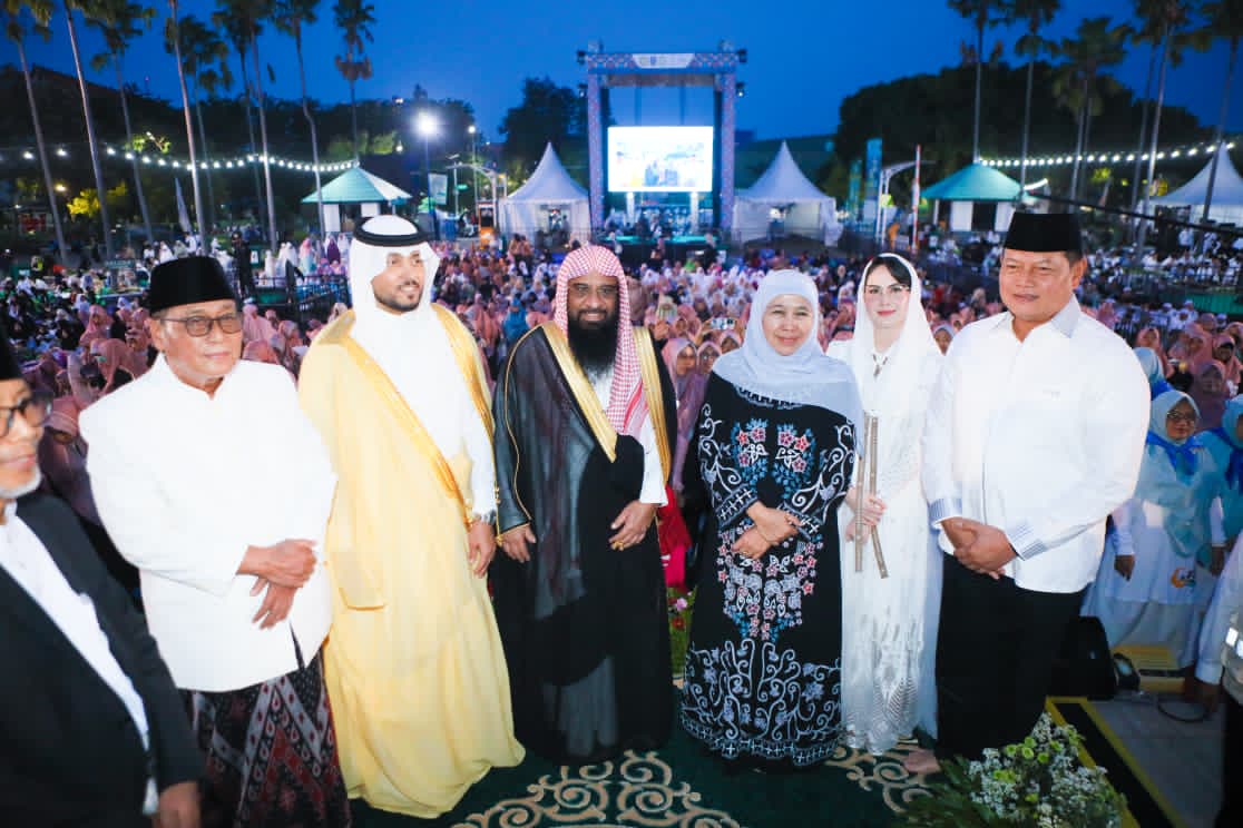 Gubernur Khofifah Hadiri Buka Bersama 20 Ribu Porsi, Apresiasi Izin Catering dan Kampung Haji Indonesia