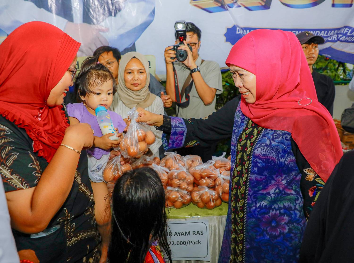 Gubernur Khofifah Dukung UMKM Lokal di Tengah Gelaran Pasar Murah Surabaya