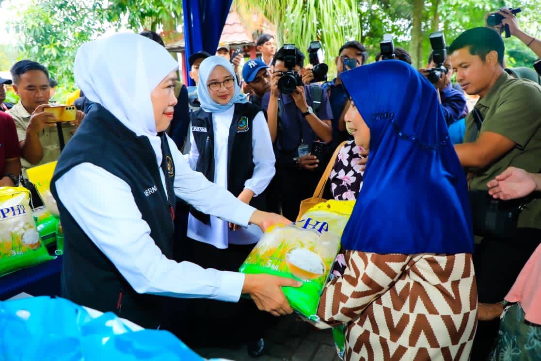Gubernur Khofifah Indar Parawansa Gelar Pasar Murah untuk Kendalikan Inflasi Jelang Idul Fitri