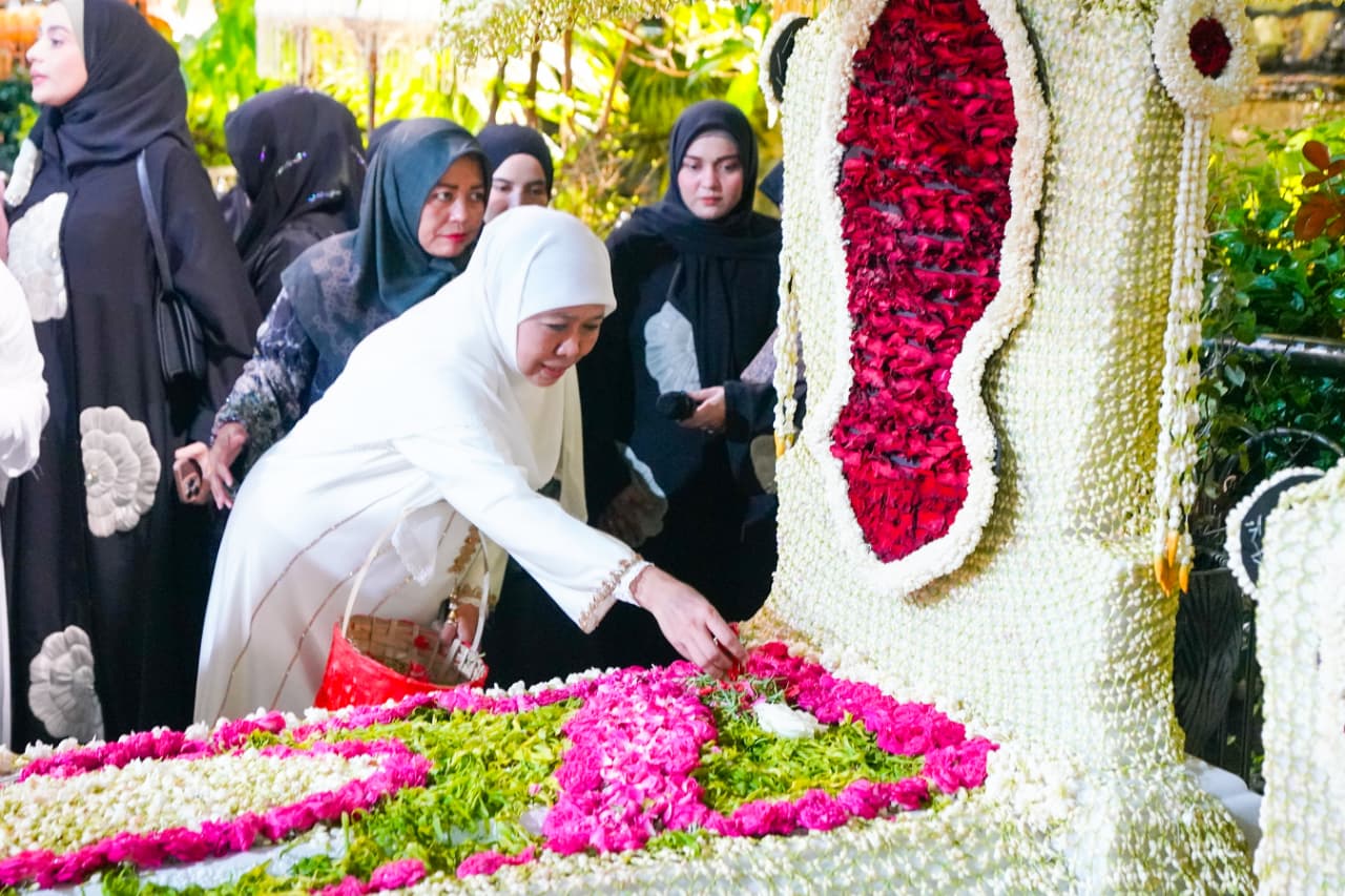 Gubernur Khofifah dan Menteri PPPA Bersama Ribuan Jamaah Ziarah di Haul Sunan Ampel