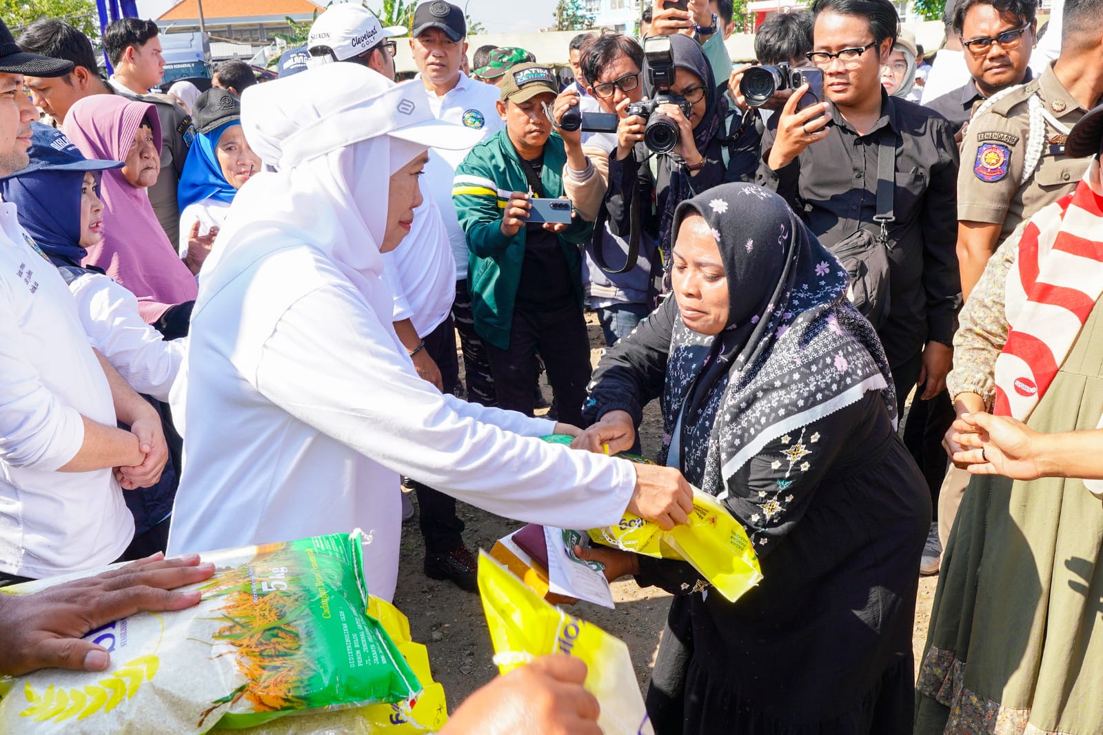 Gubernur Khofifah Bagikan Beras Gratis di Pasar Murah Kenjeran, Warga Bersyukur dan Terbantu