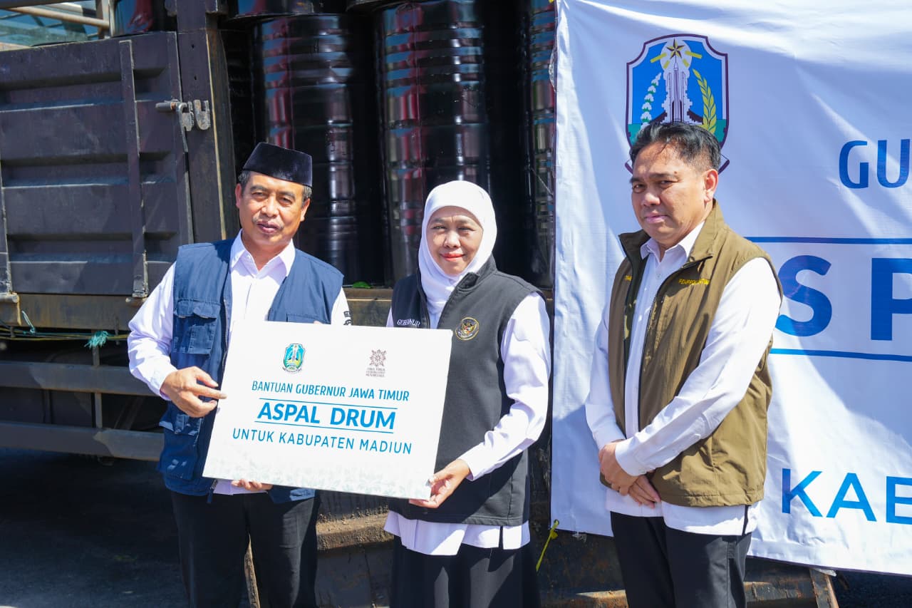 Gubernur Khofifah Serahkan Bantuan Sosial dan Pemberdayaan Ekonomi bagi Warga Madiun