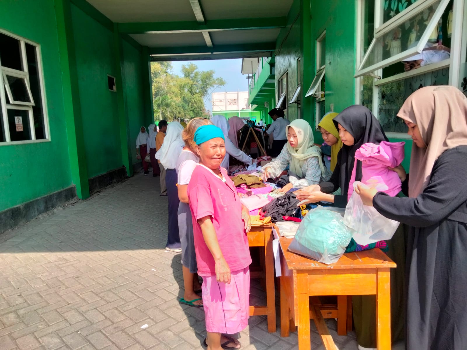 SMP Islam Al Madinah Jombang Gelar Pondok Ramadan, Tanamkan Kepedulian Sosial Lewat Bazar dan Berbagi Takjil