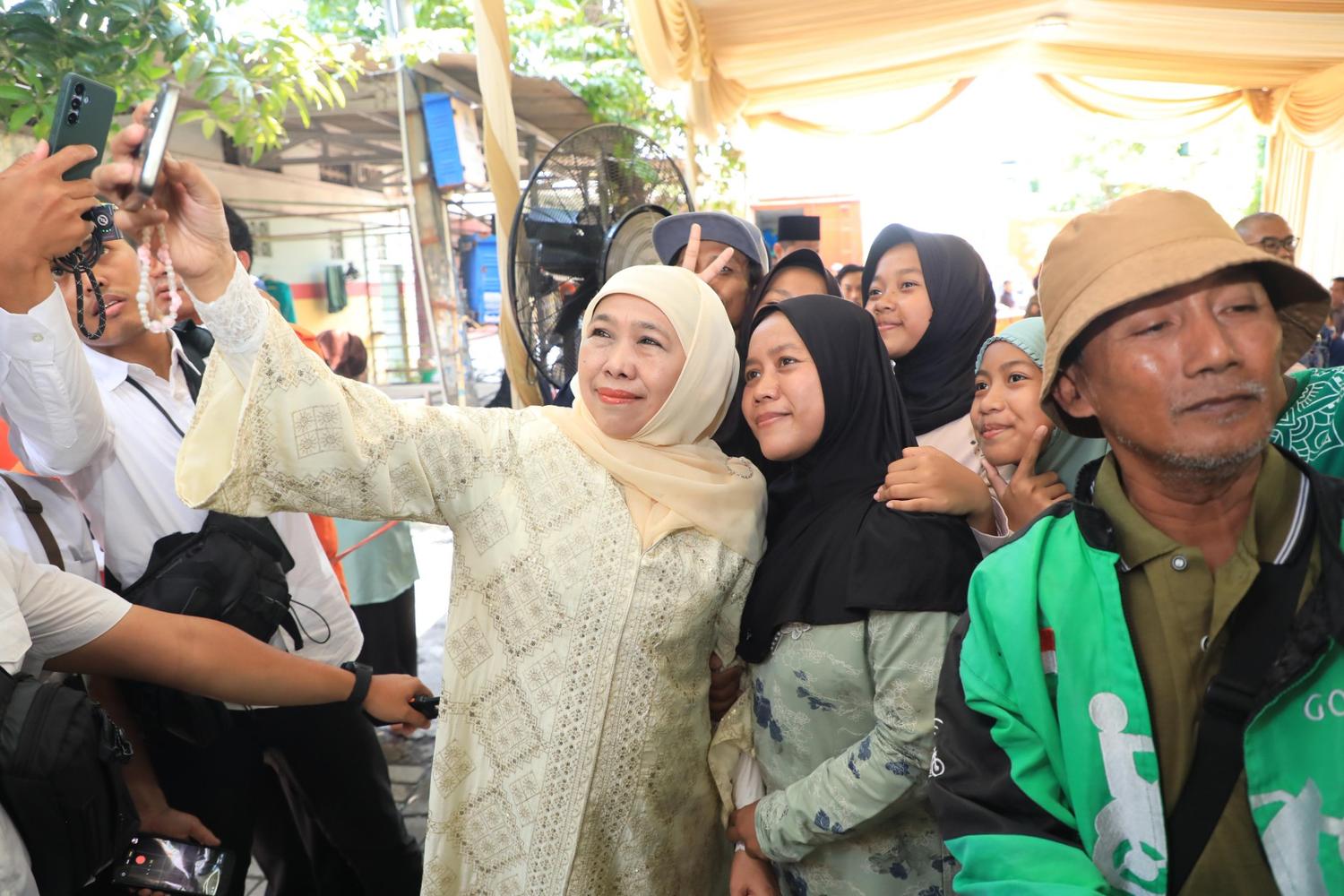 Gubernur Khofifah Akhiri Riyayan dengan Kehangatan, Warga Tetap Antusias Padati Jemursari