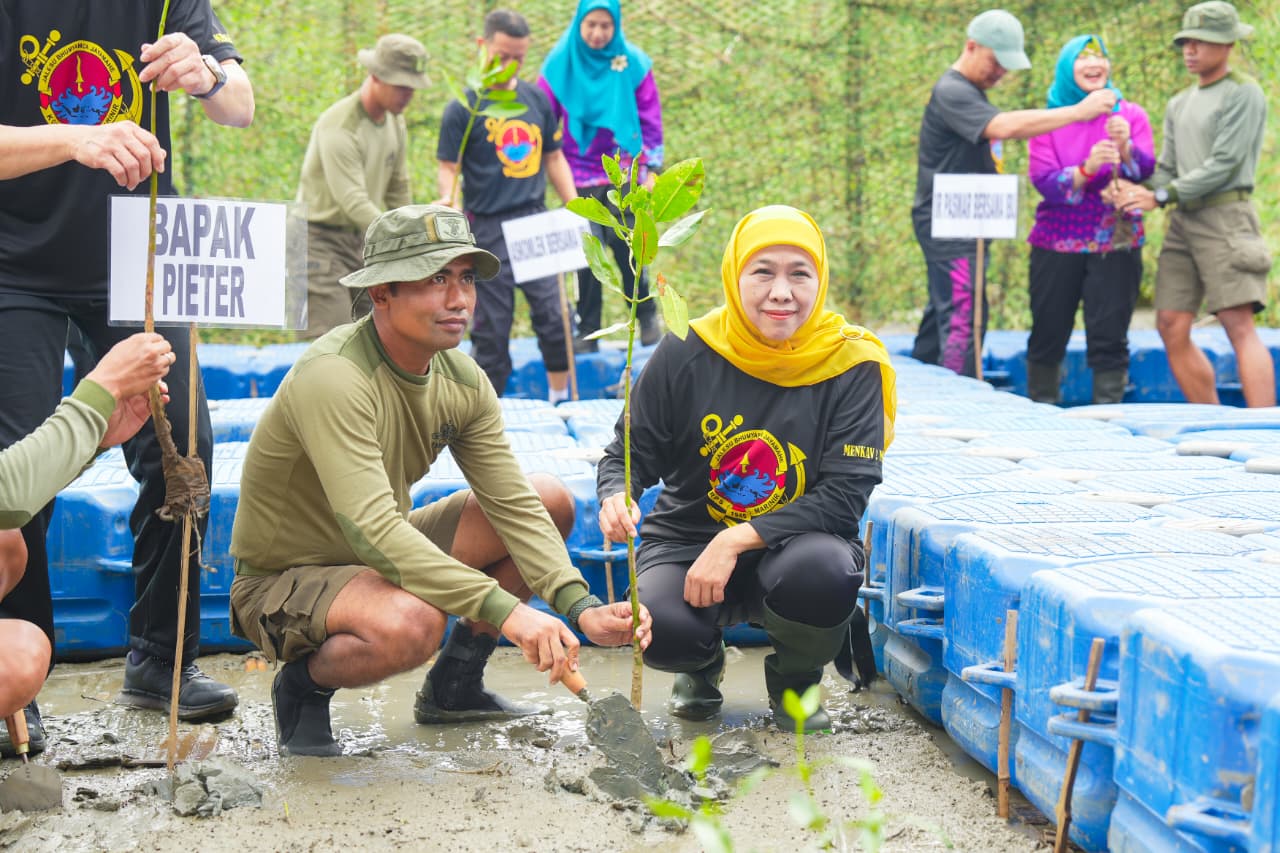 Gubernur Khofifah Ajak Semua Pihak Jaga Pesisir, Tanam Ribuan Mangrove dan Bersih Pantai di Surabaya