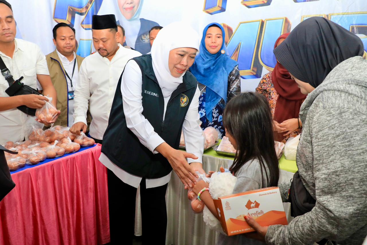 Gubernur Khofifah Salurkan Bantuan Pangan dan Dukung UMKM dalam Gelaran Pasar Murah di Gresik